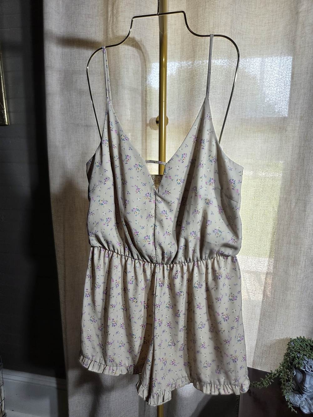 Delicate Cream Floral Sleeveless Romper with V-Neck